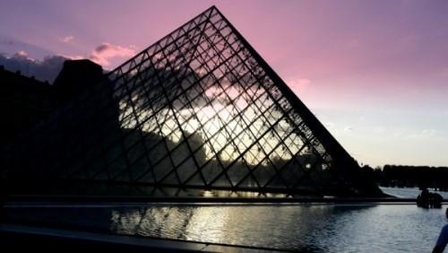 La pyramide du Louvres un soir d'été